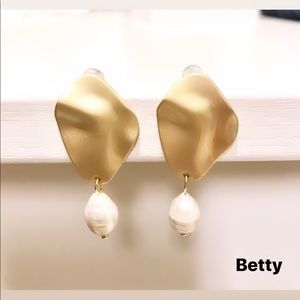 🆕 Freshwater Baroque Pearl drop earring